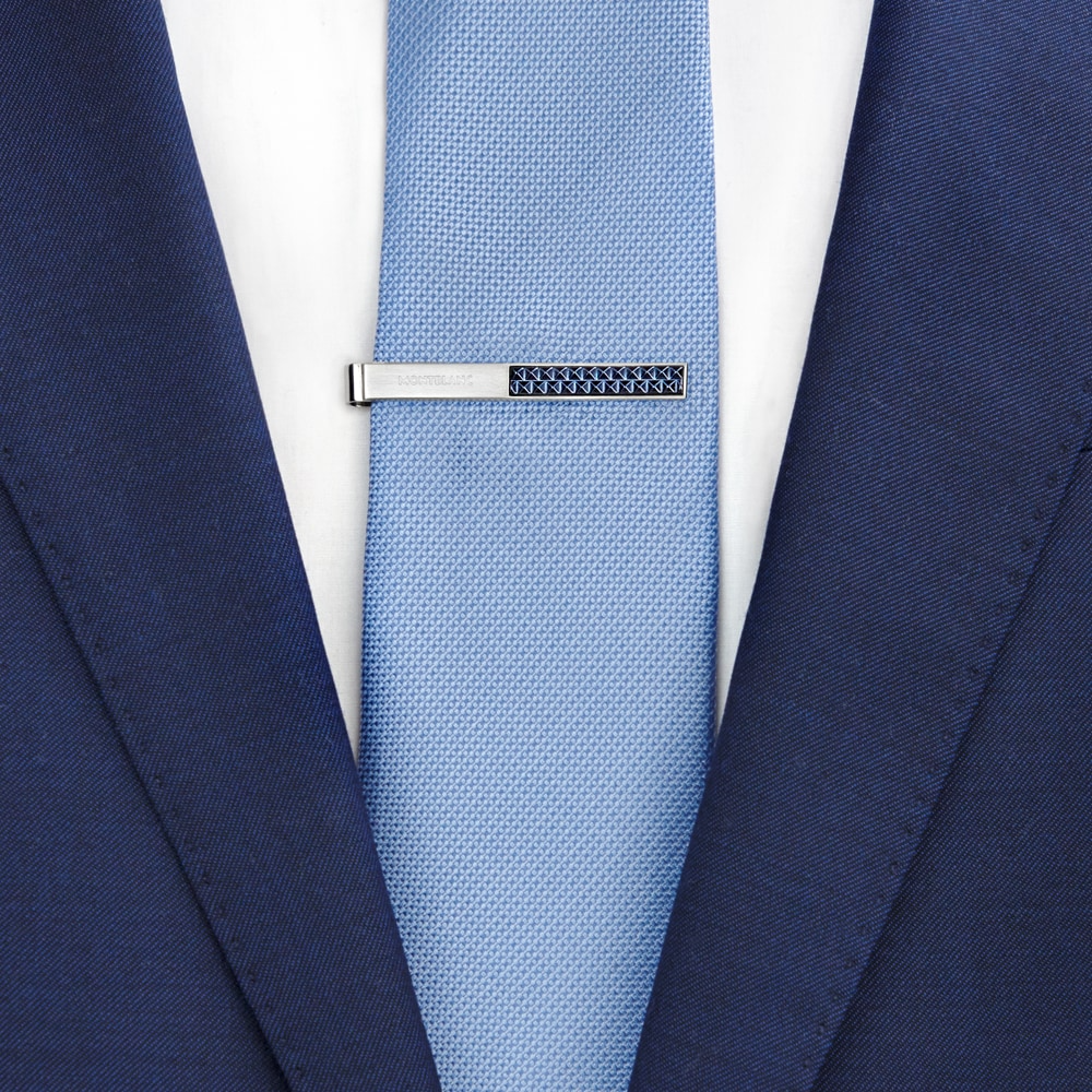 Tie bar in stainless steel with blue patterned inlay